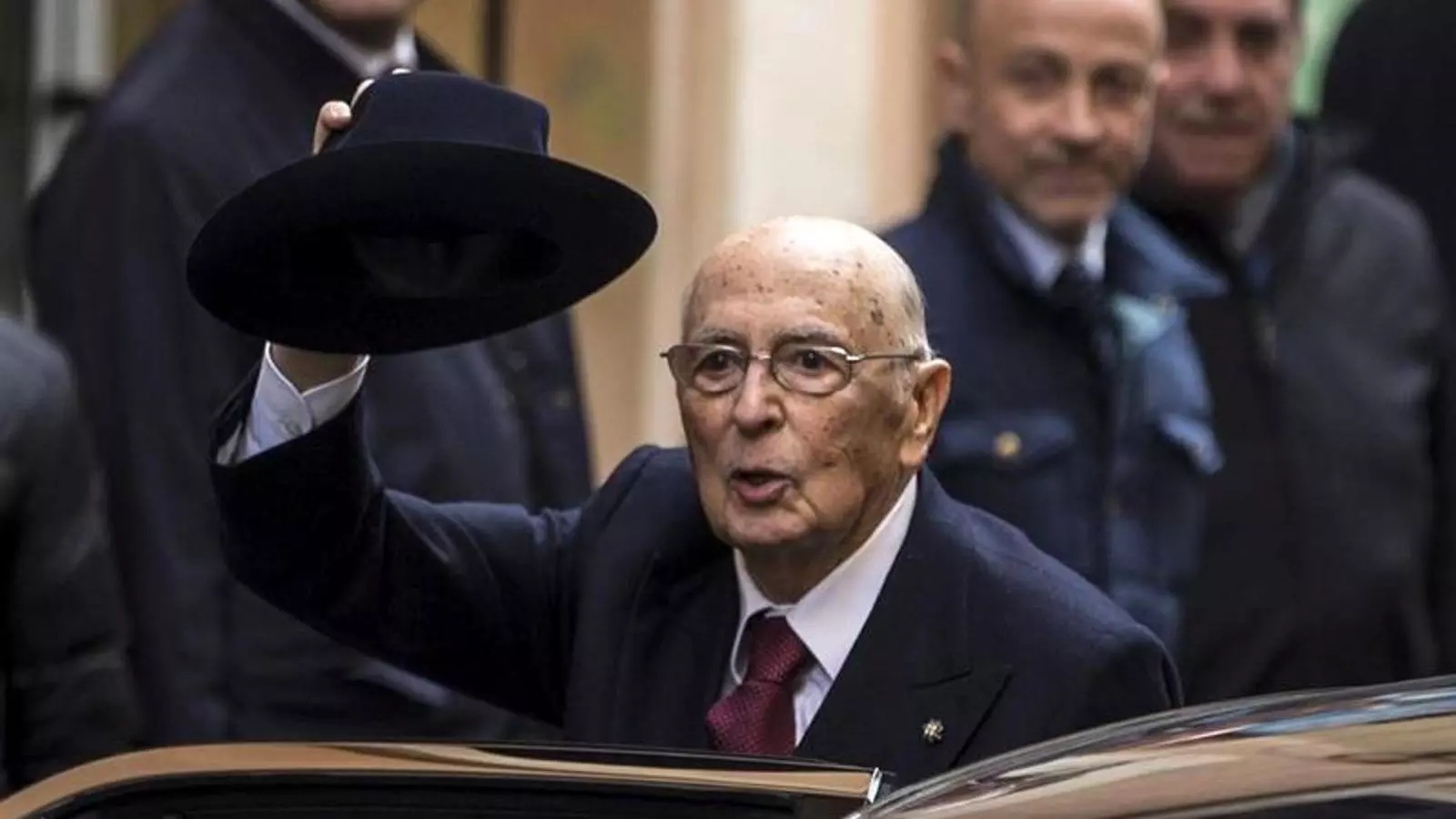 Napolitano saluda els ciutadans que l'han anat acomiadar avui al Palau del Quirinal de Roma. MASSIMO PERCOSSI / REUTERS