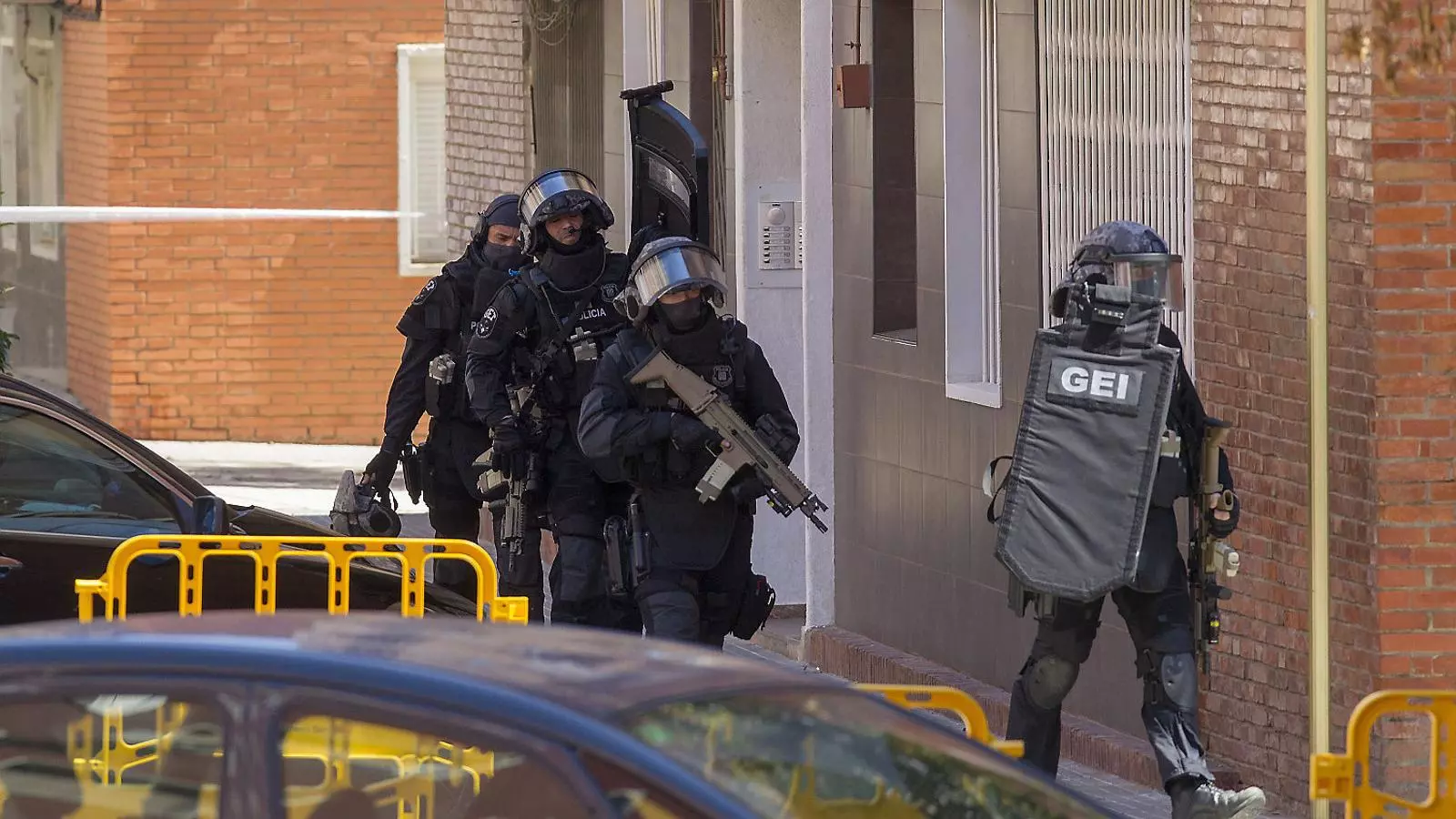 01. El Grup Especial d’Intervenció (GEI) dels Mossos va comprovar que no hi havia risc d’accedir al domicili de l’home mort. 02. La comissaria de Cornellà.