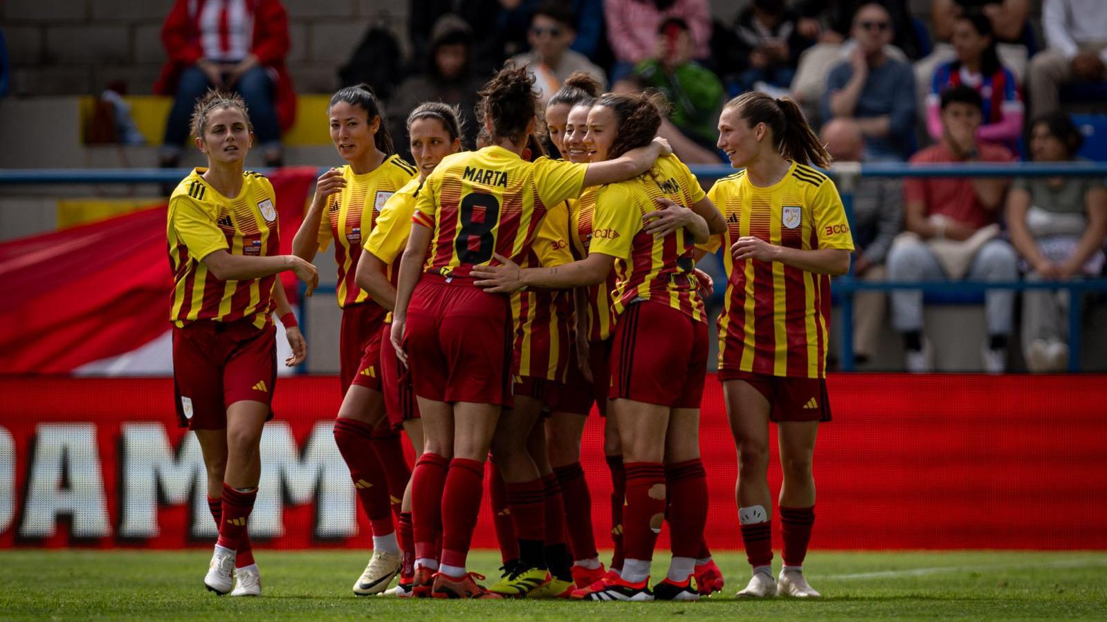 Las jugadoras de la selección celebrando uno de los cinco goles de esta tarde