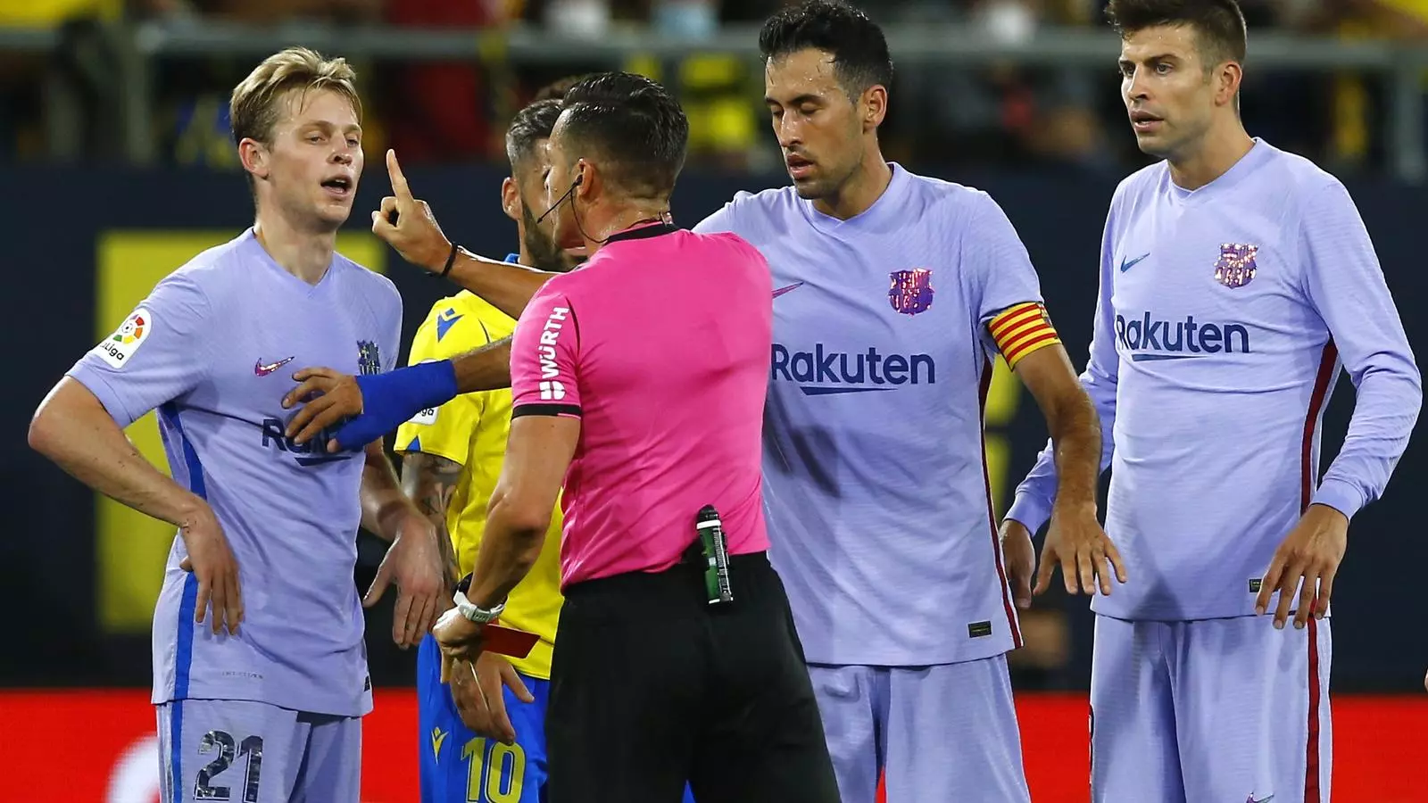 De Jong pidiendo explicaciones a De Cerro Grande después de ser expulsado.