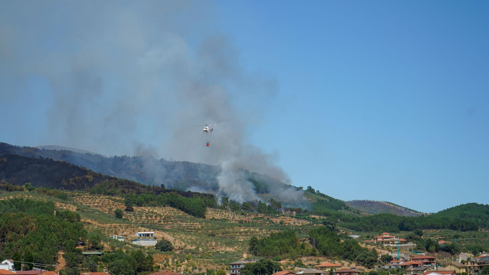 An out-of-control fire in Cáceres burns more than 2,000 hectares and forces the evacuation of six municipalities.