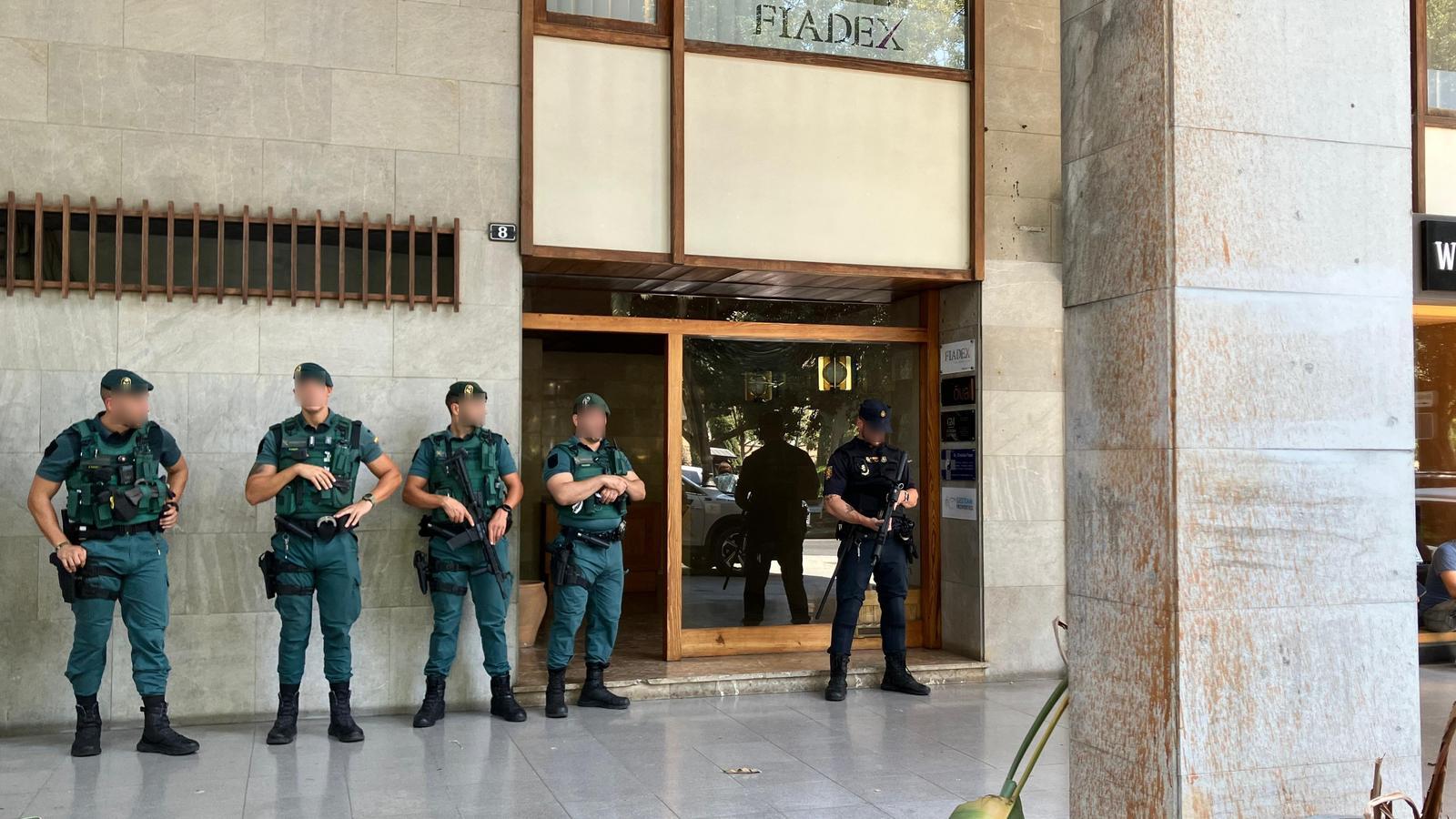 Beamte der Nationalpolizei und der Guardia Civil vor dem Paseo Mallorca Nr. 8 in Palma, wo eine der Durchsuchungen stattfindet.