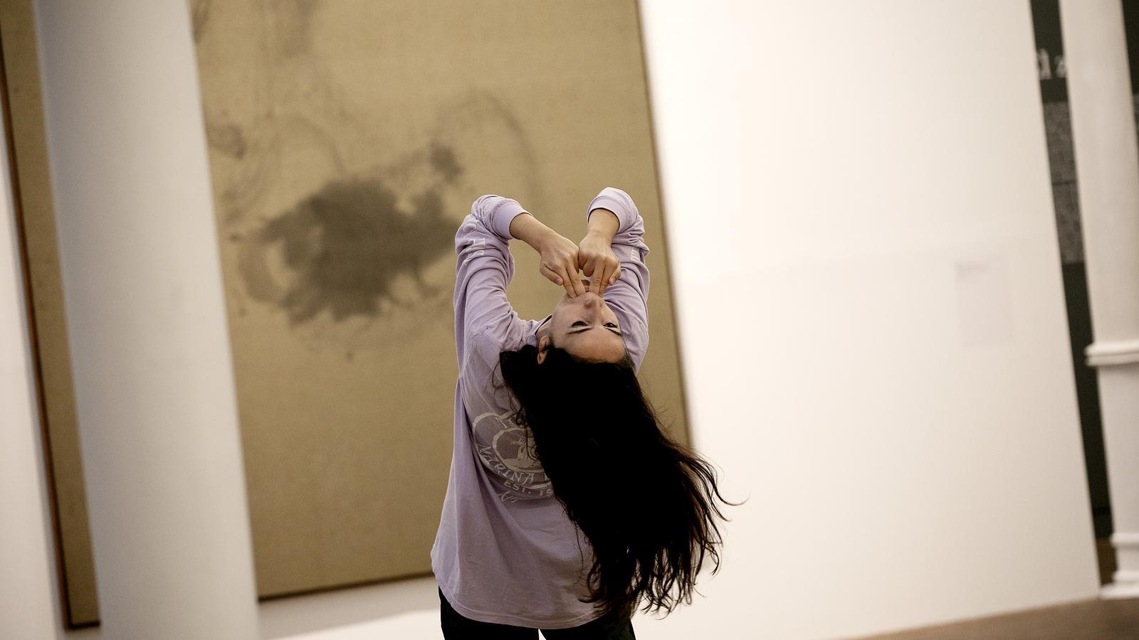 The artist Laia Estruch interpreting one of the chapters of 'Personal memory' by Antoni Tàpies during the inaugural day of the Tàpies Year