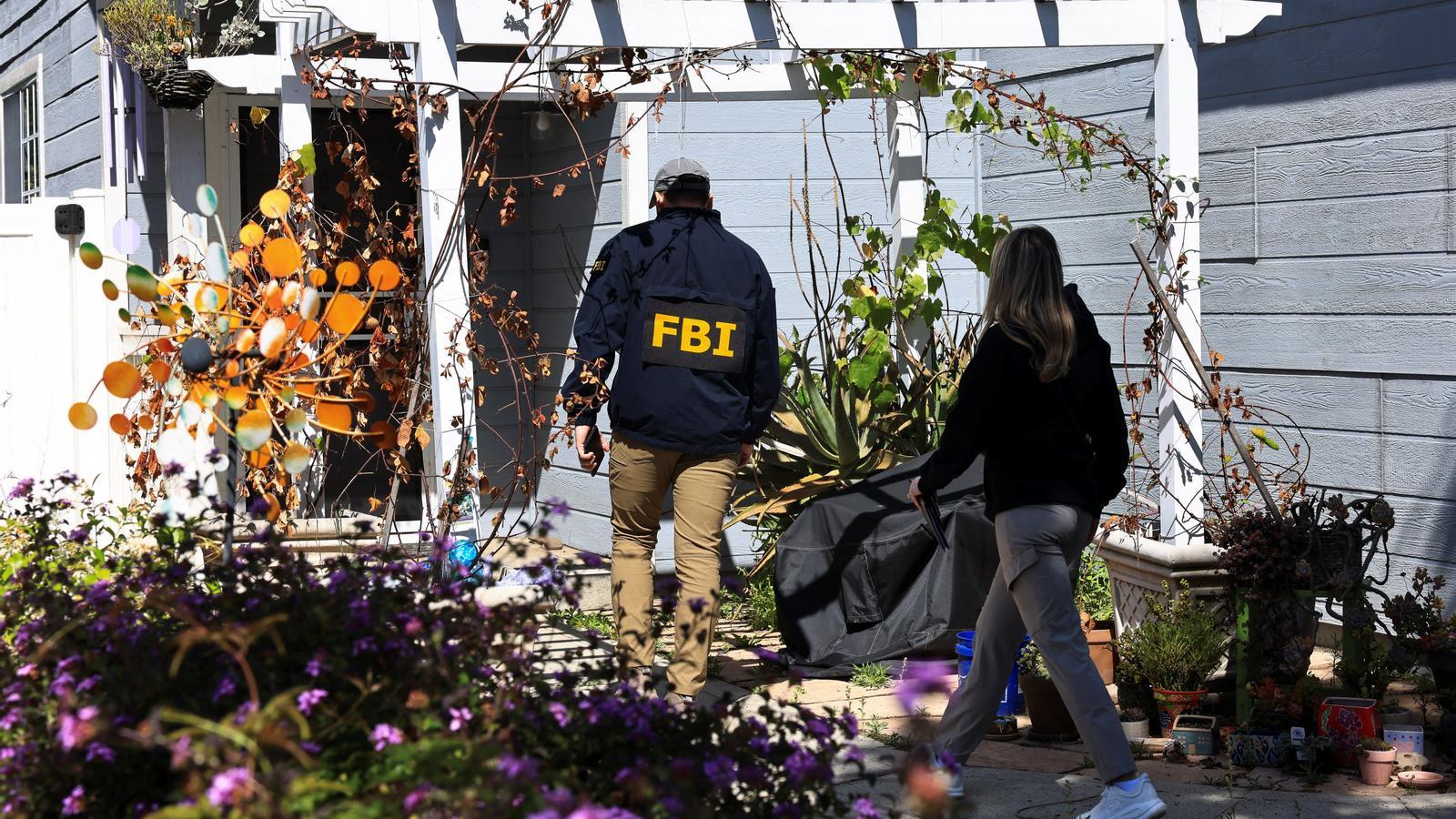 Un miembro del FBI se acerca a un edificio al lado de la casa asociada con Cole Tomas Allen, el sospechoso del tiroteo en Washington, durante la cena anual de la Asociación de Corresponsales de la Casa Blanca.