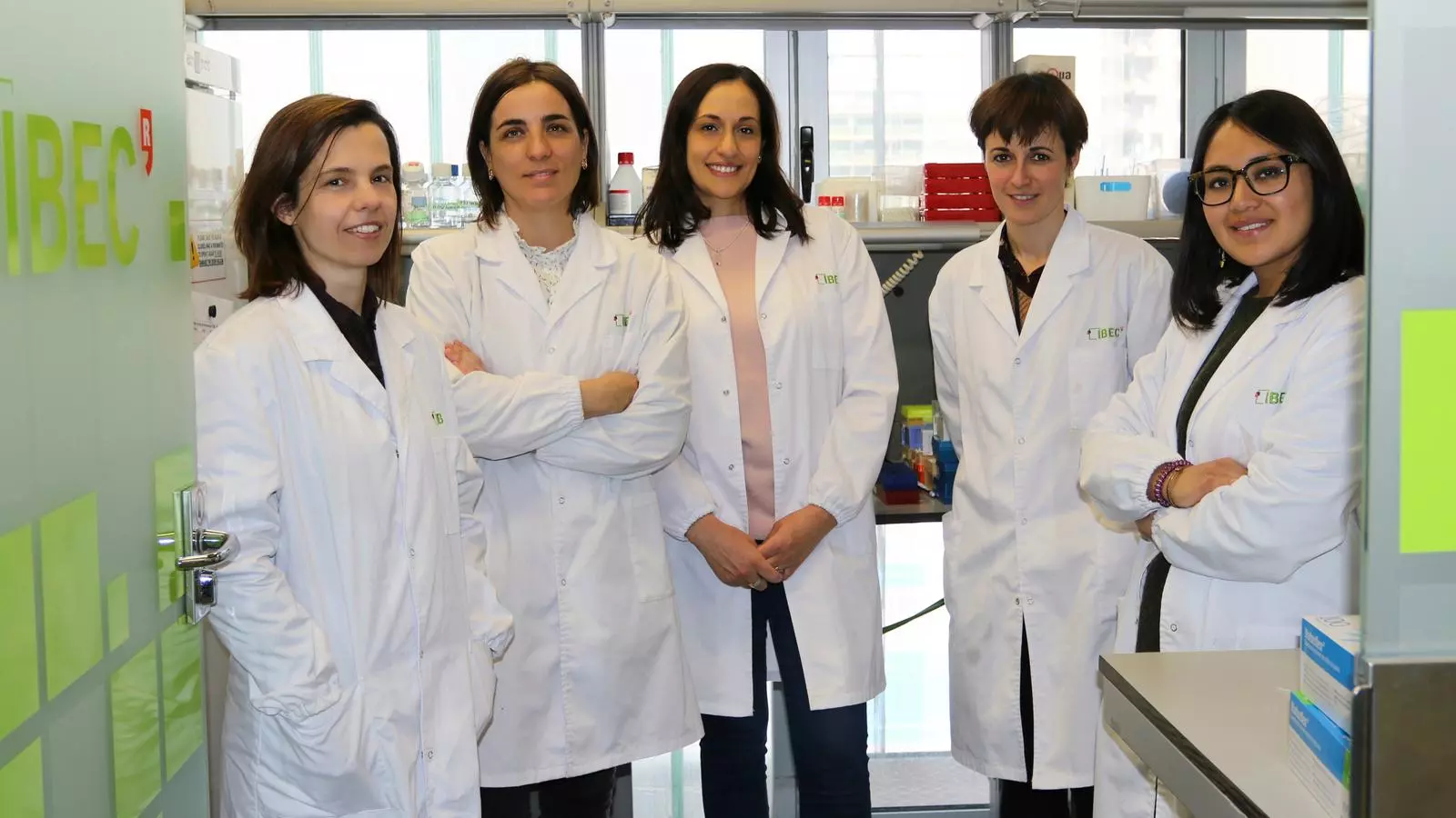 L'equip de recerca de l'IBEC que ha desenvolupat els micro ronyons
