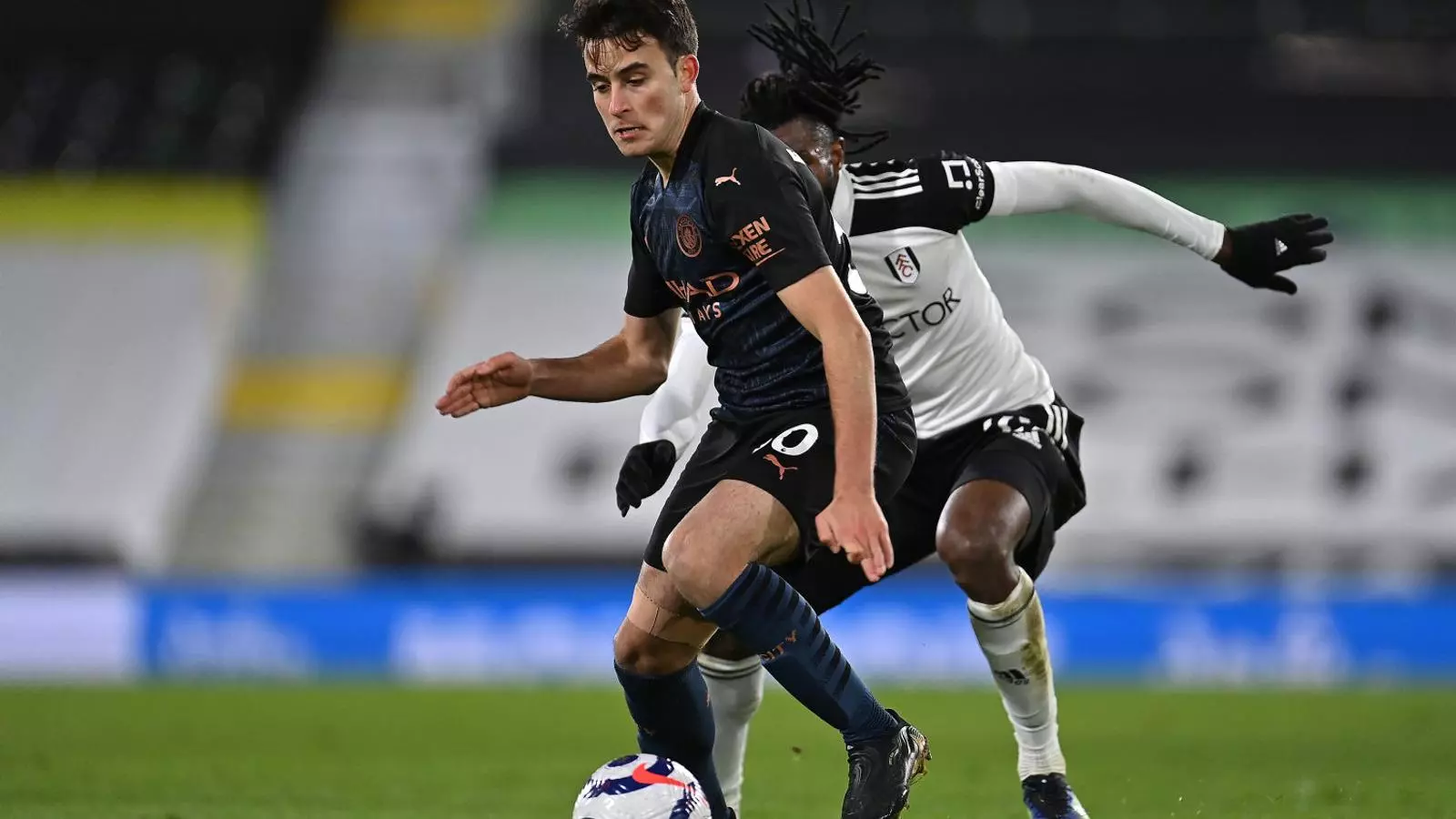 Eric García controlando la pelota en el partido entre el Manchester City y el Fulham. El jugador catalán puede volver al Barça en verano.