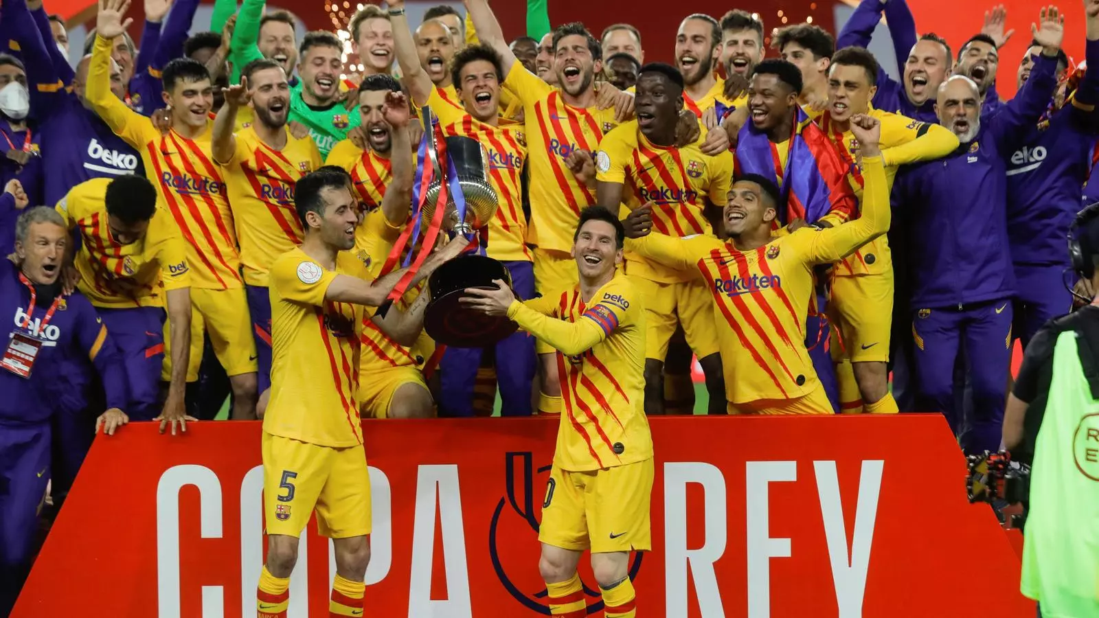 El Barça, celebrant la Copa guanyada contra l'Athletic