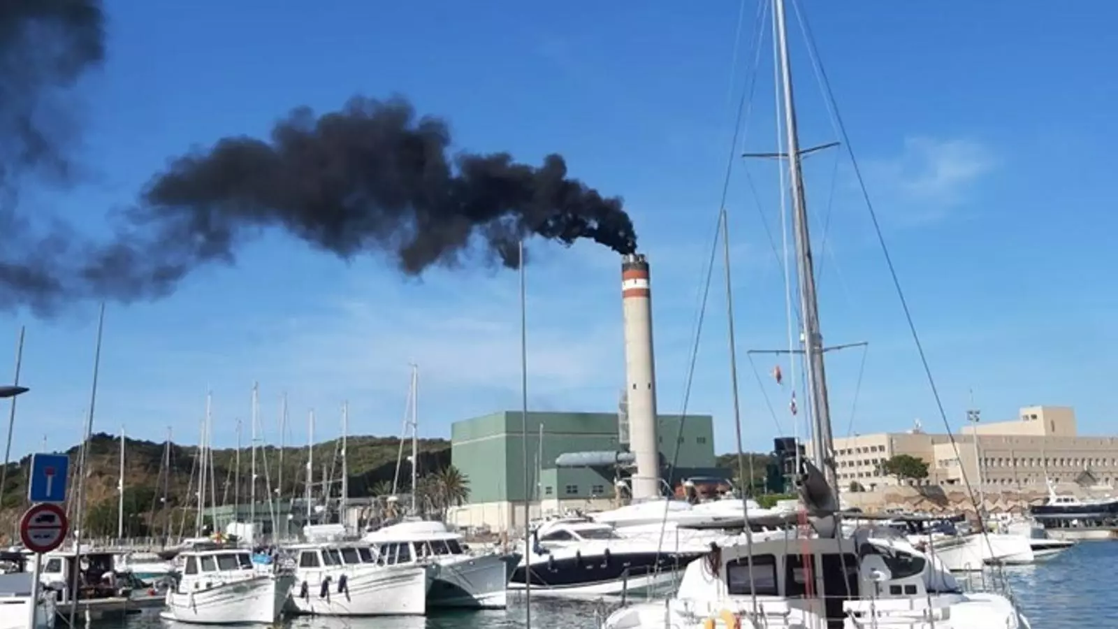 Aquesta és una de les imatges que va deixar l'avaria a una de les turbines de la central elèctrica situada en el port de Maó