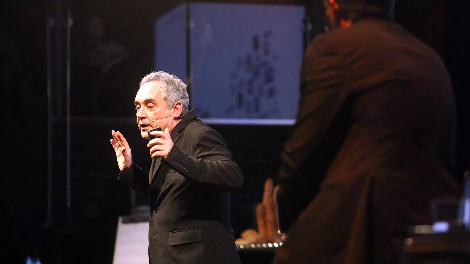 Ferran Adrià va ser el primer convidat al cicle Instint, que va tenir Andreu Buenafuente de mestre de cerimònies.