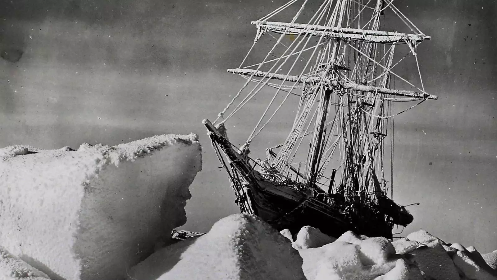 El vaixell HMS Endurance atrapat al gel immortalitzat pel fotògraf Frank Hurley