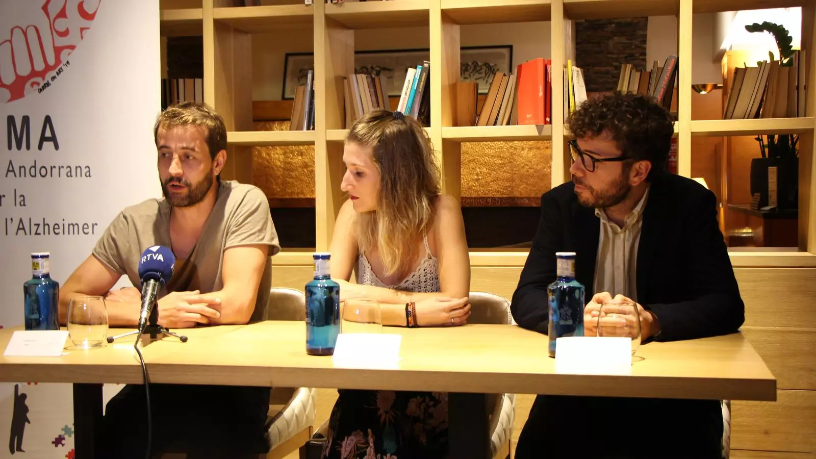 De esquerra a dreta, el músic Quim Salvat, la presidenta de l'AAMA, Montse Valls i el director de l'hotel Isard, Jordi Llaveria durant la presentació de la II Gala Pere Valls. / M. P.