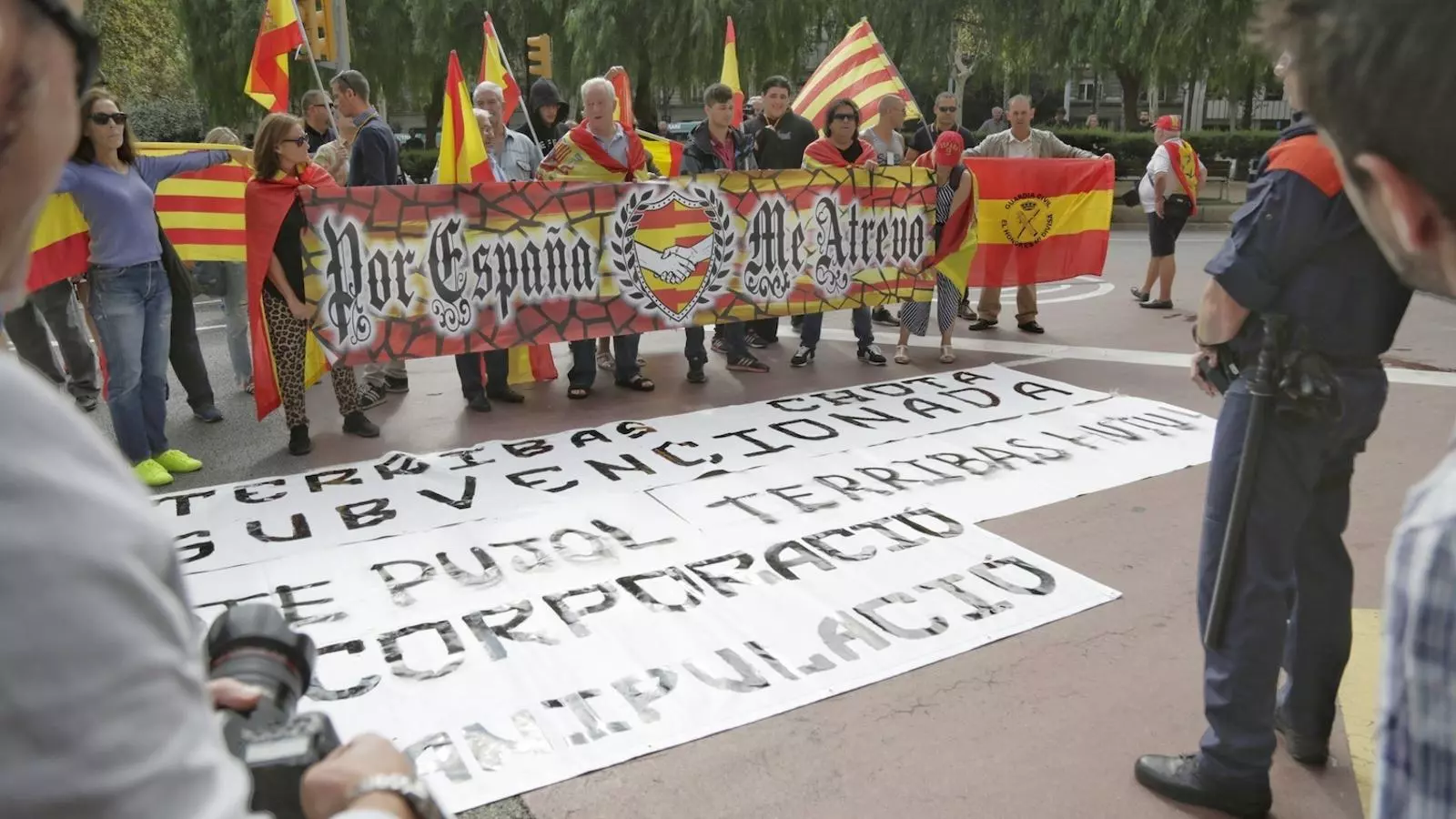 Ultres amb pancartes davant de Catalunya Ràdio