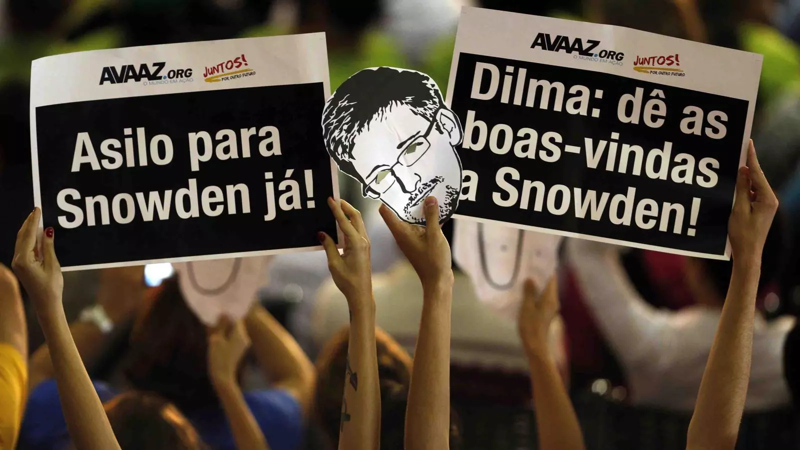 Manifestants de Brasil reclamen que el seu país doni asil polític a Snowden aquest 19 de desembre. REUTERS