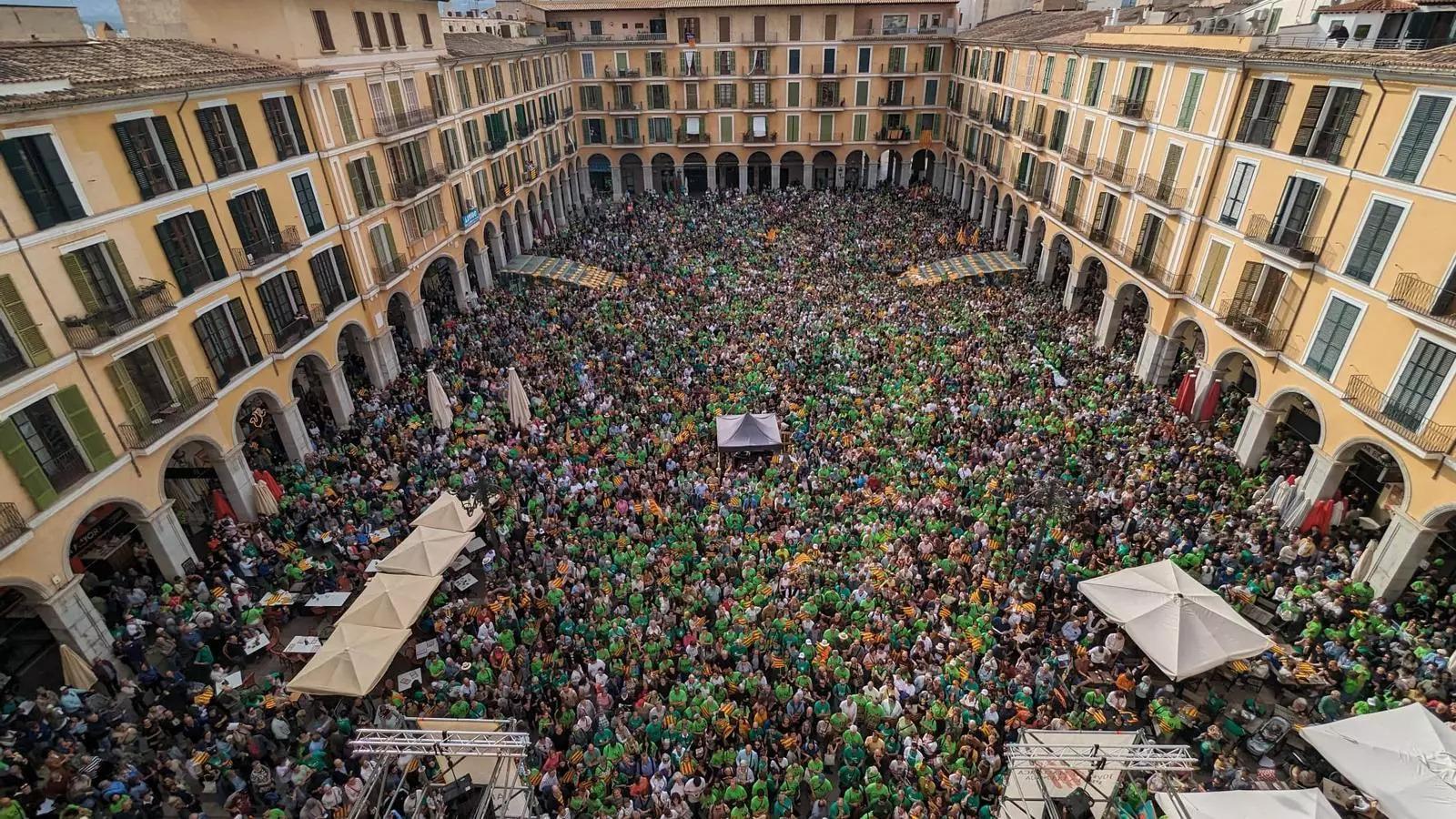 La plaza Mayor de Palma, llena hasta los topes en 2024 en defensa del catalán.