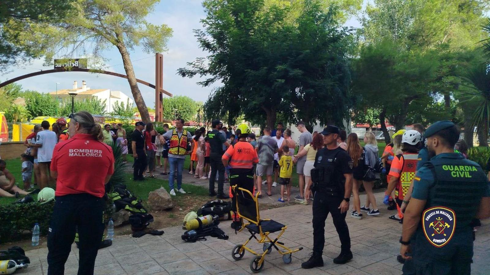 Los bomberos han desalojado a un centenar de personas.