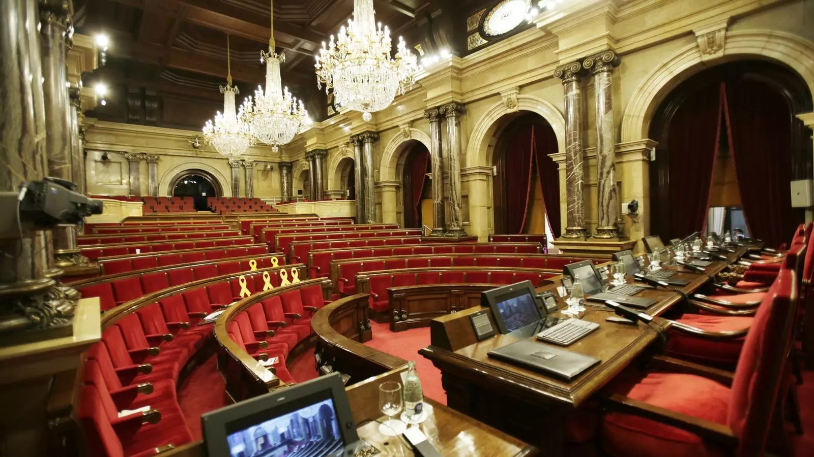L'hemicicle buit mentre es decideix si se suspèn el ple del Parlament
