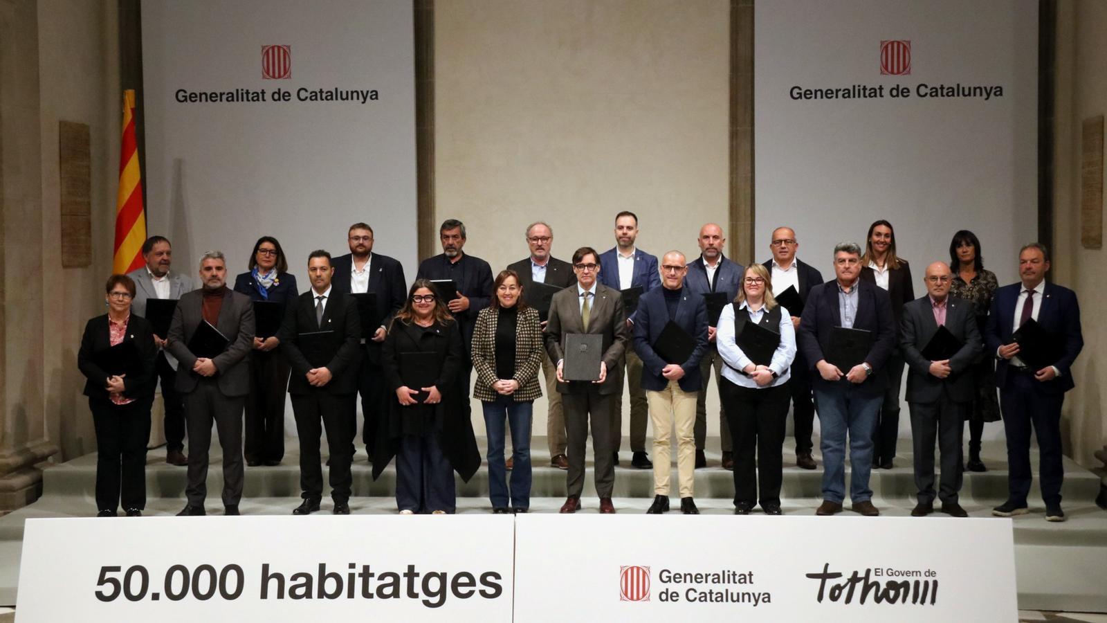 Salvador Illa i Sílvia Paneque amb els alcaldes que han firmat el nou conveni.