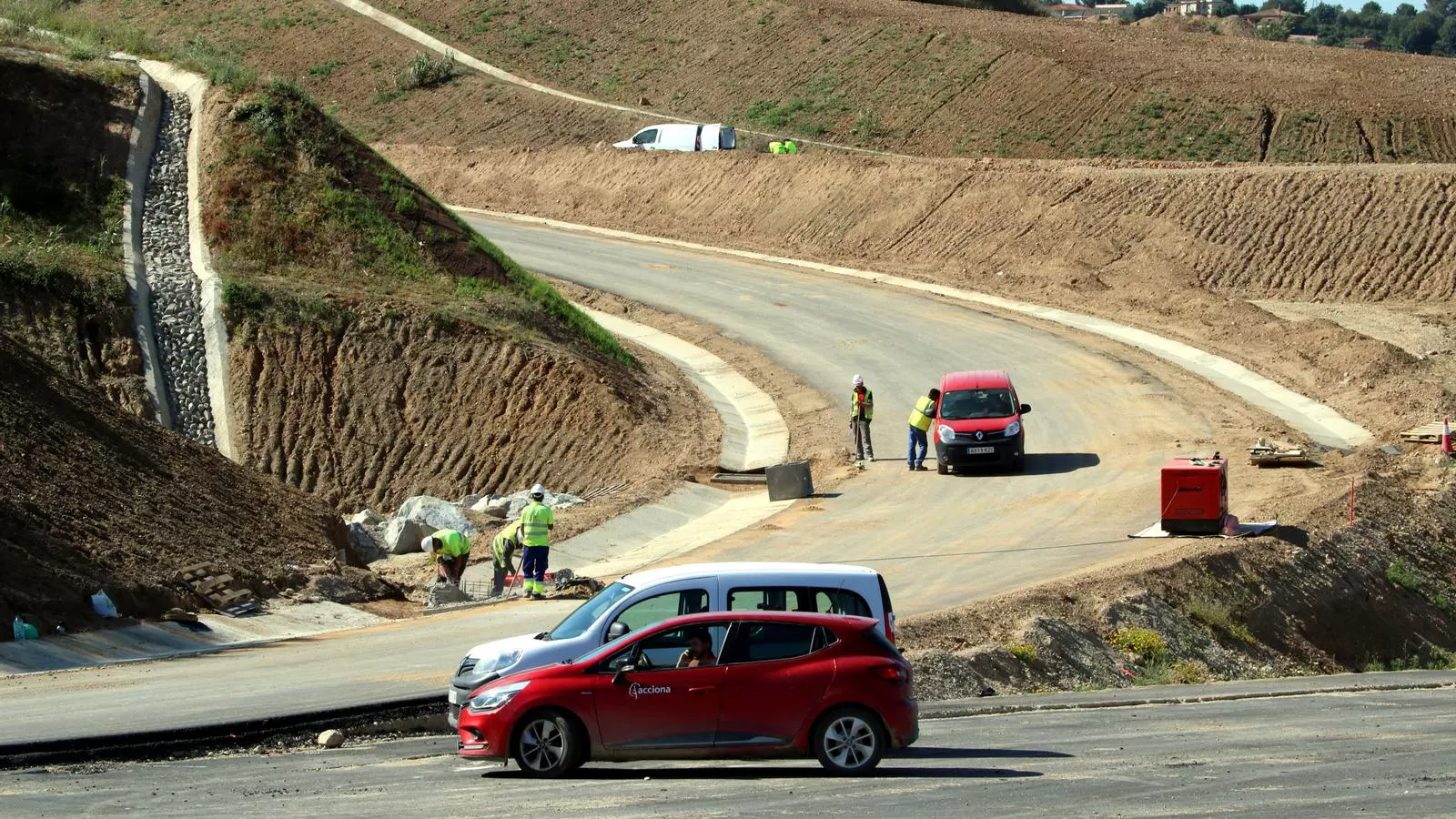 Operaris treballant a les obres de la B-40 a Viladecavalls.