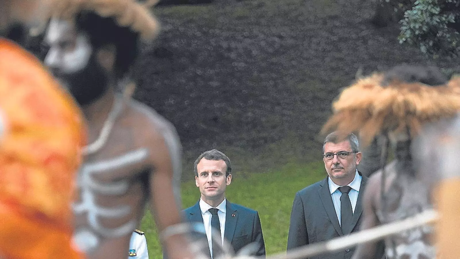 El president Emmanuel Macron contemplant un ball tradicional neocaledoni, en la seva visita a l’illa, el passat mes de maig