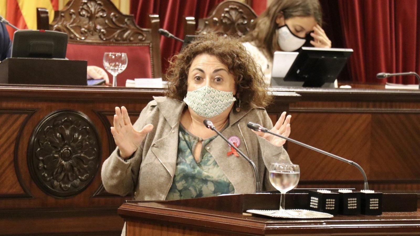 Joana Aina Campomar, durant la seva intervenció en el ple del parlament d'aquest dimarts.