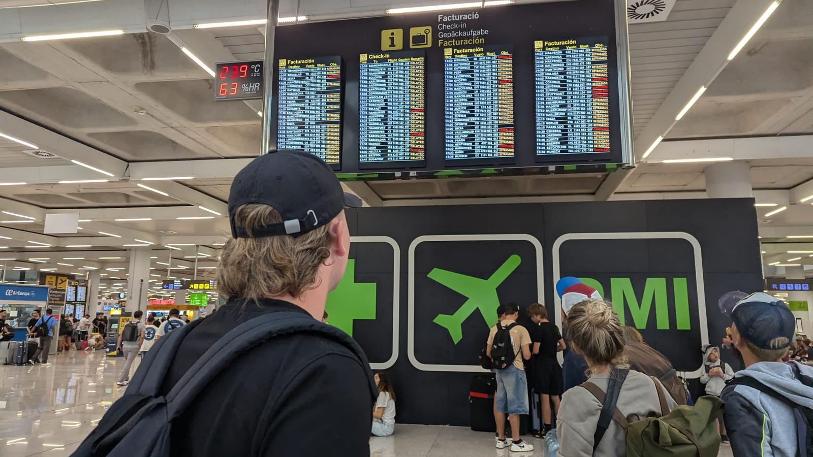 Els panells de l'aeroport de Palma, aquest dimecres amb nombrosos retards i cancel·lacions.