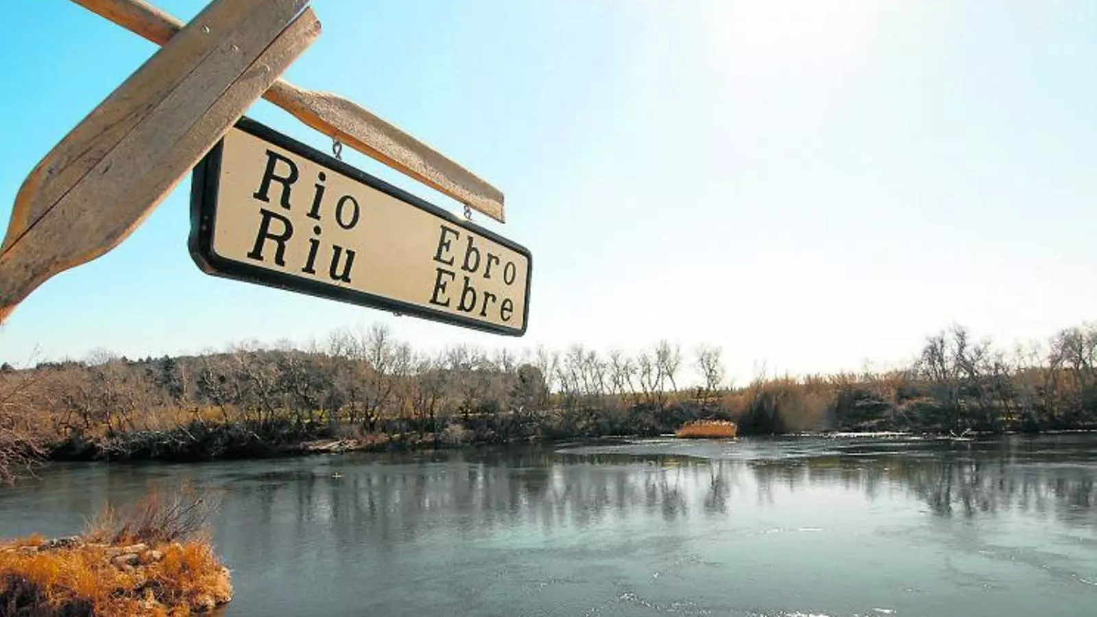EL MATEIX CABAL MÍNIM DES DEL 2005
El Pla Hidrològic de la Conca de l’Ebre aprovat divendres és el que hauria d’estar vigent des del 2010, i per això Europa estava a punt de multar l’Estat pel notable retard. Els cabals mínims actuals són els mateixos que fixa el nou pla, i que estan en vigor des del 2005. L’objectiu del Govern és que en el pla del 2015 Europa obligui l’Estat a rectificar.