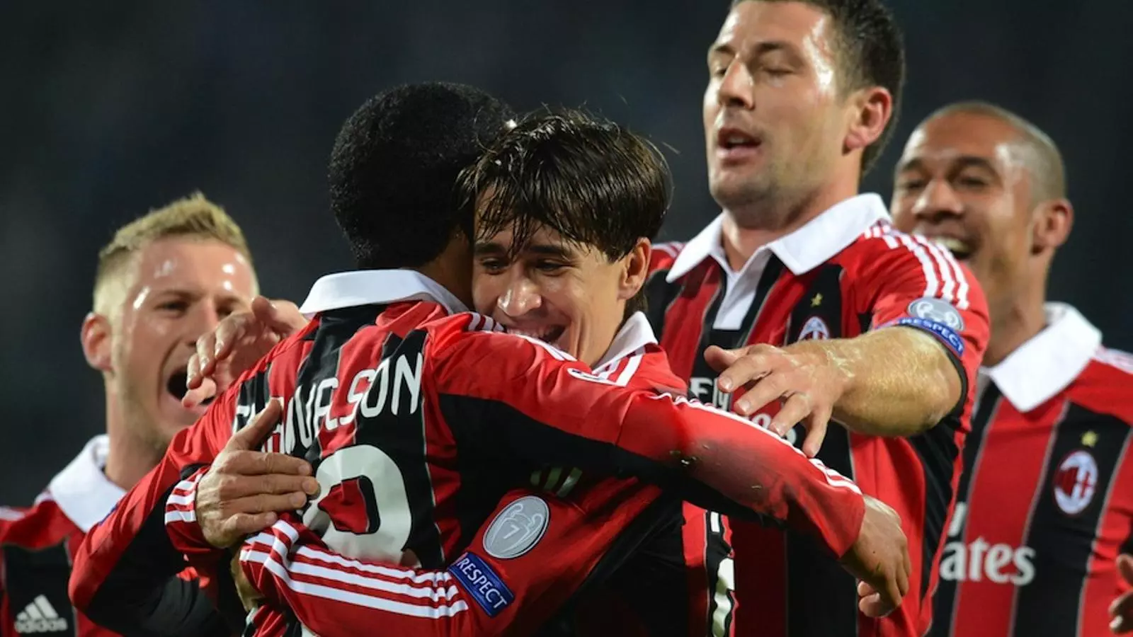 Bojan celebra un gol amb els seus companys del Milan