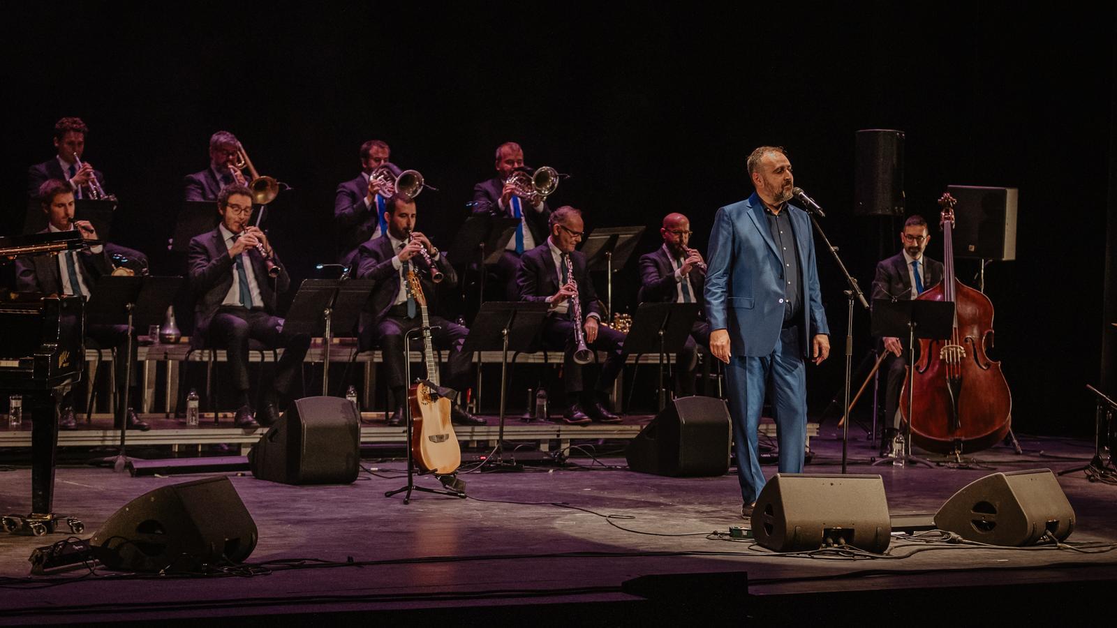 Roger Mas con la Cobla Sant Jordi Ciudad de Barcelona en el Kursaal de Manresa.