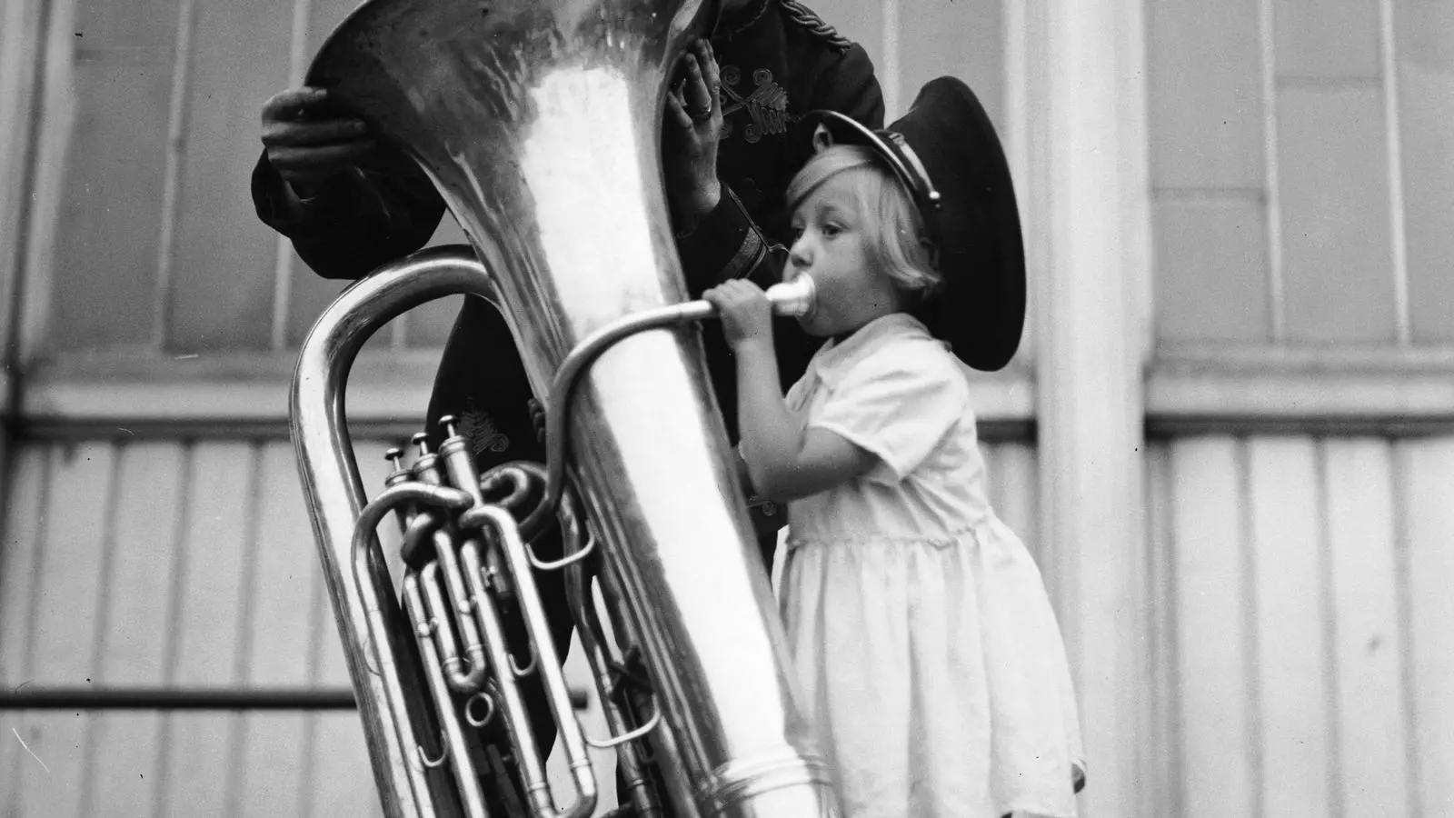 Una nena tocant una tuba.