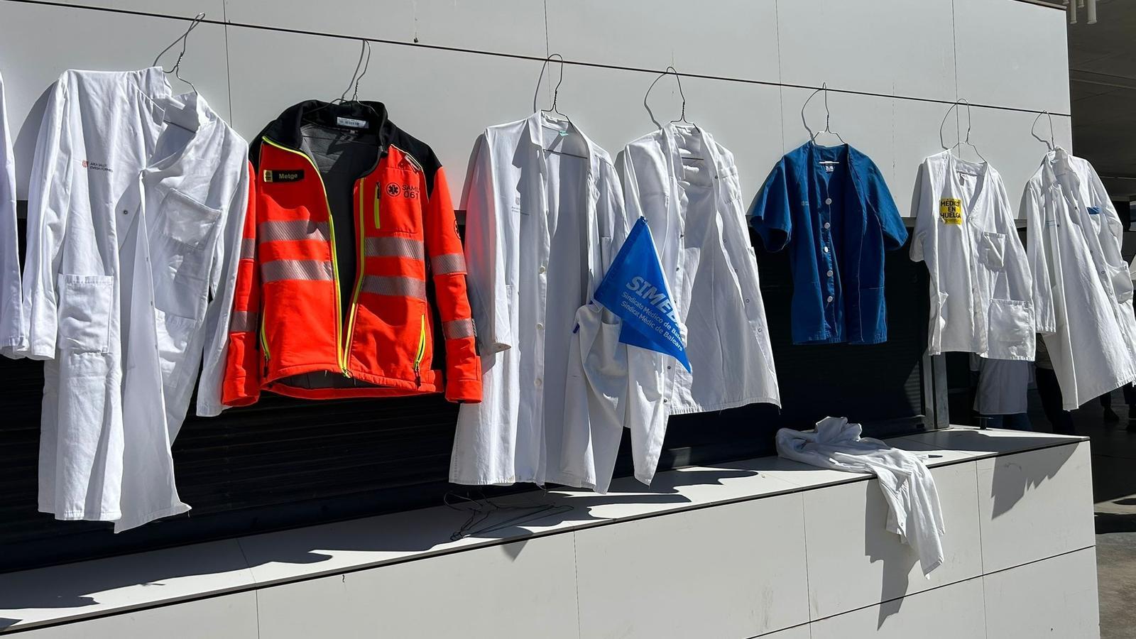 Uniformes de professionals sanitaris penjats.
