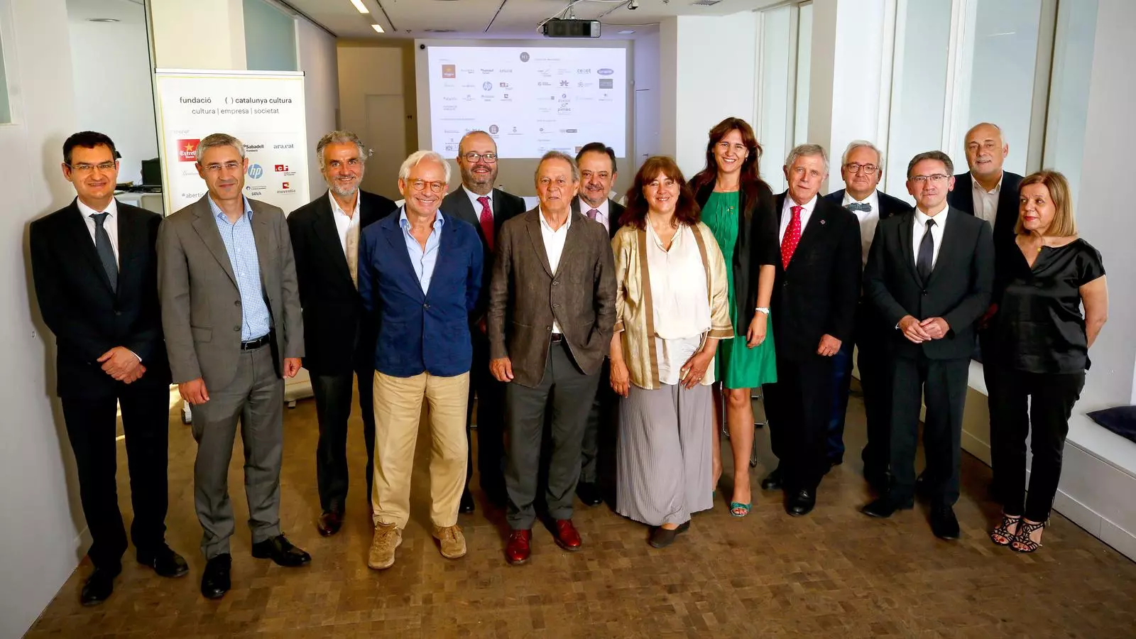 Els membres del patronat de la Fundació Catalunya Cultura reunits amb la consellera de Cultura, Laura Borràs