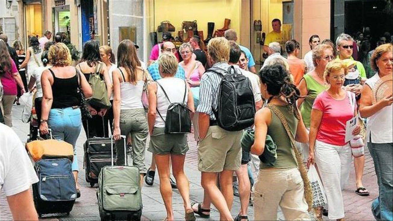 Turistes al centre urbà de Palma.