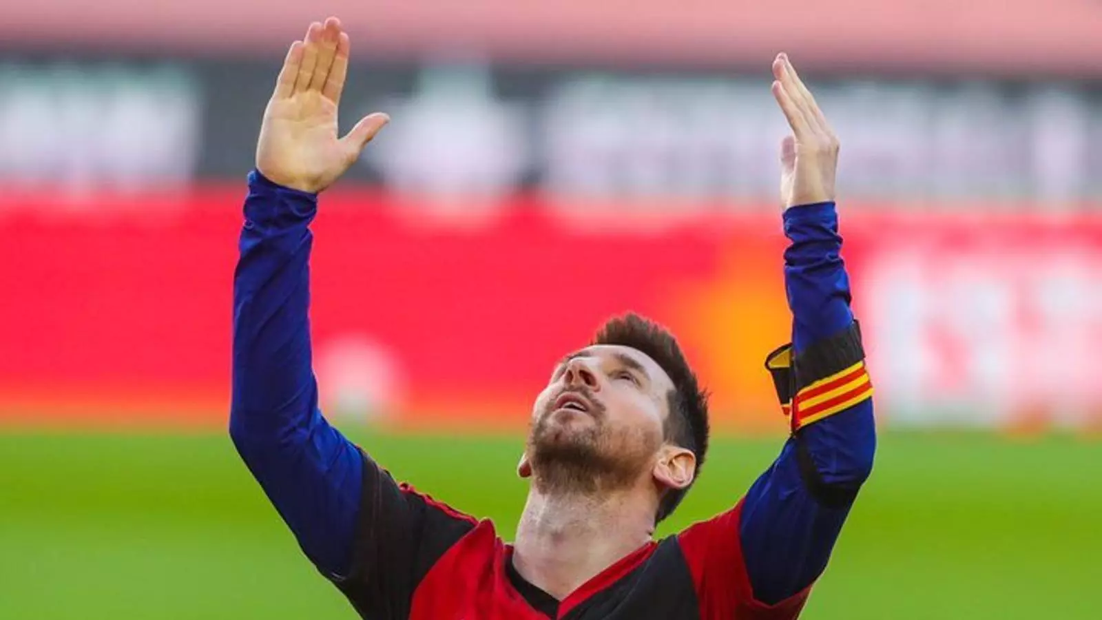 Messi homenatjant Maradona amb una samarreta de Newell's de l'època en què el segon hi jugava
