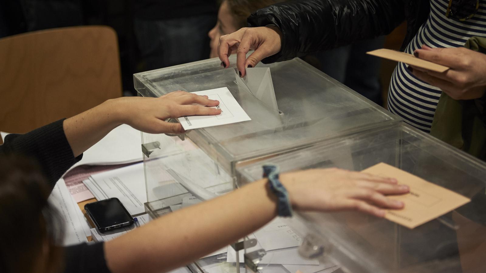 A person voting in the general elections of December 20, 2015.