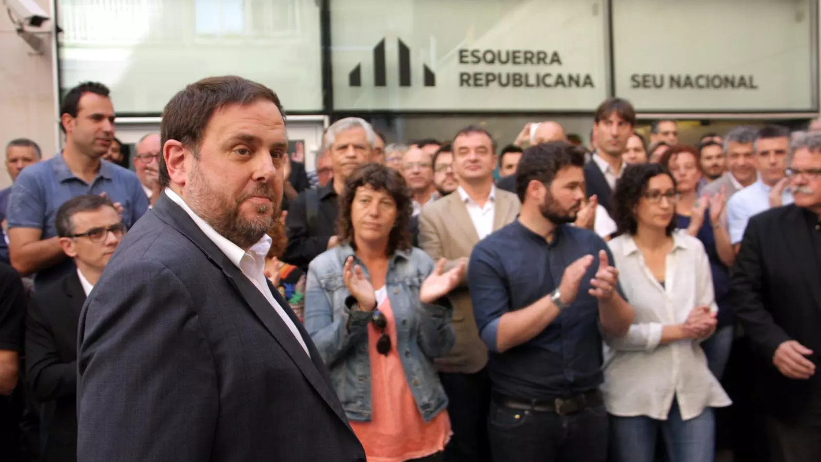 Oriol Junqueras arribant a la seu dels republicans entre aplaudiments del seu partit
