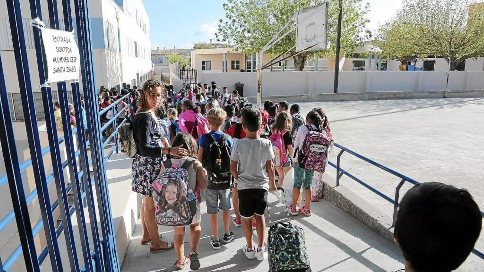 ESCOLA CONCERTADA Els docents reben els alumnes en un dels col·legis de Mallorca.