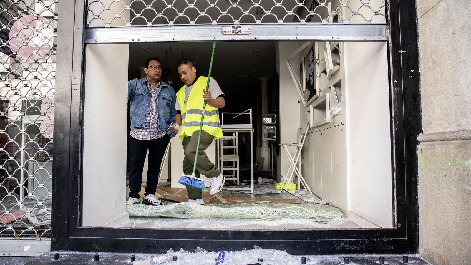 Workers at the Pandora store fixing the damages suffered after being looted on Saturday.