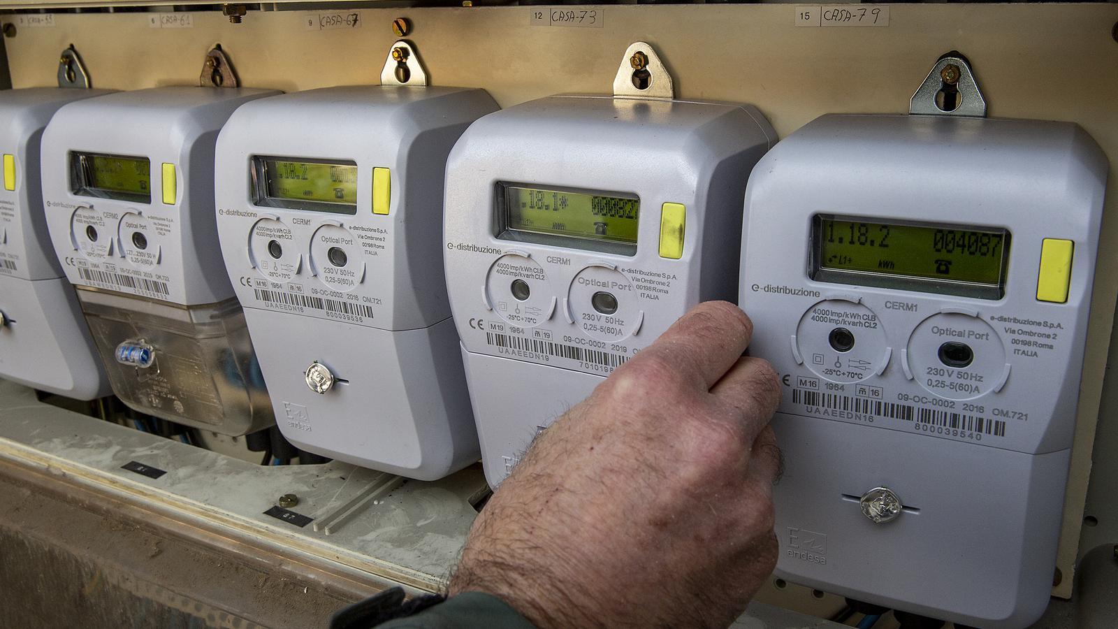 Contadores eléctricos de la luz en una imagen de archivo.
