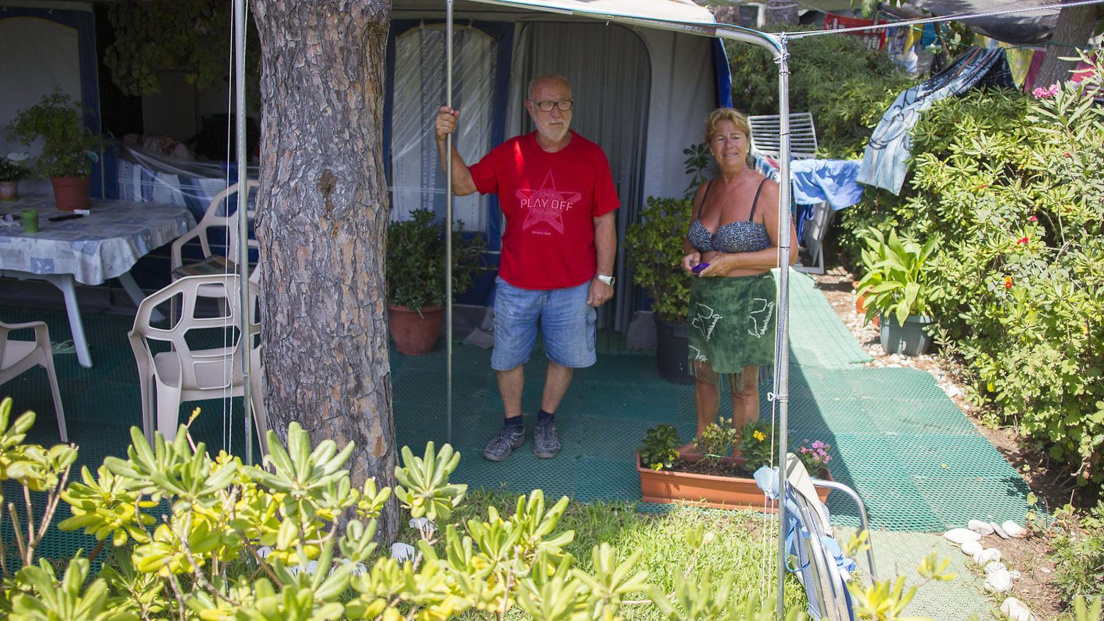 A dalt, el Ramón i la Teresa, dos dels campistes més veterans del 3 Estrellas. Al mig, un nen en un dels carrers del càmping. A sota, la família de l’Encarni i el José María, que es van conèixer al 3 Estrellas, compartint a la carpa exterior la paella.