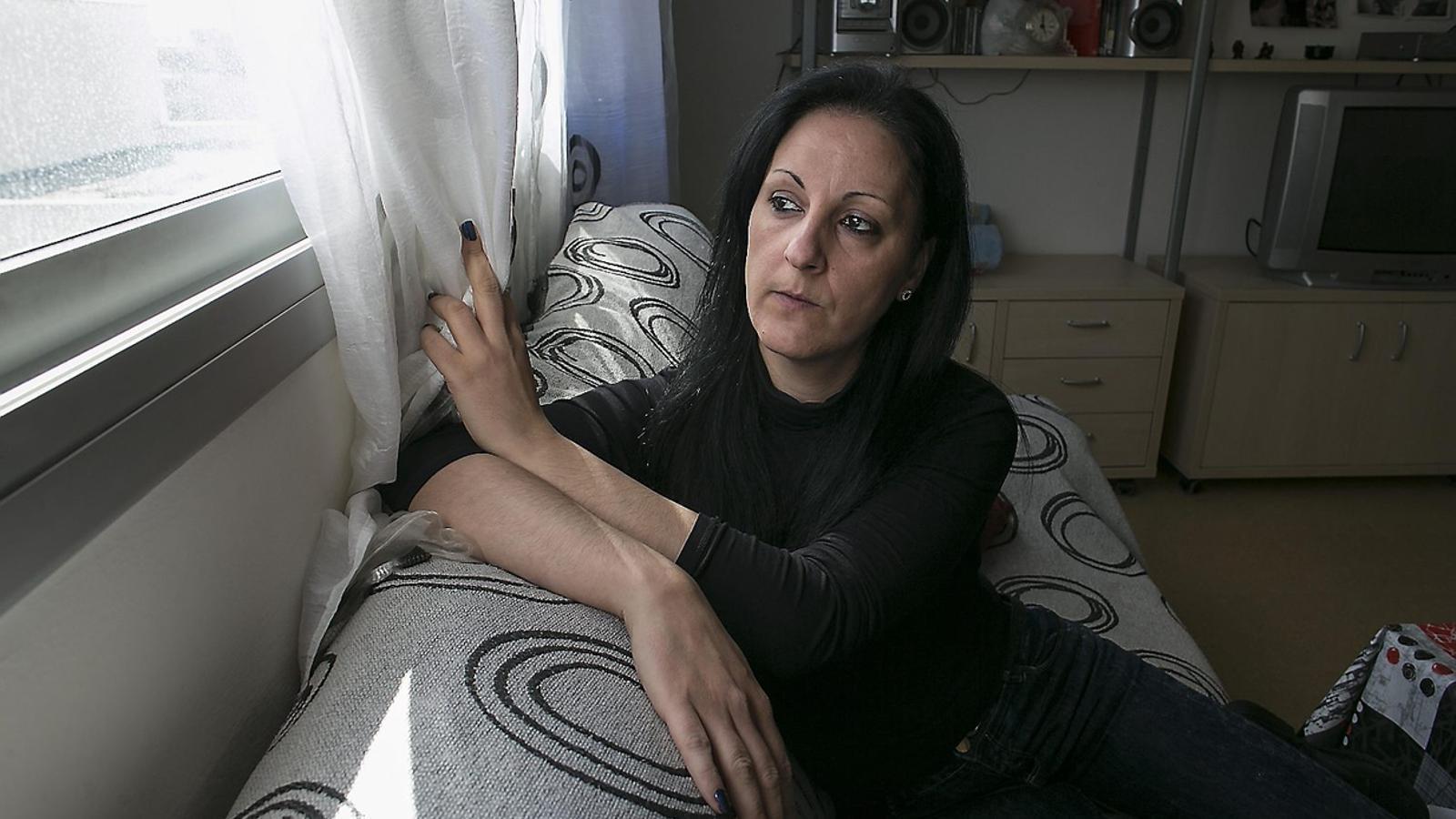 SACRIFICI L’Elvira, que fa un sol àpat al dia per alimentar millor la seva filla, a casa seva.