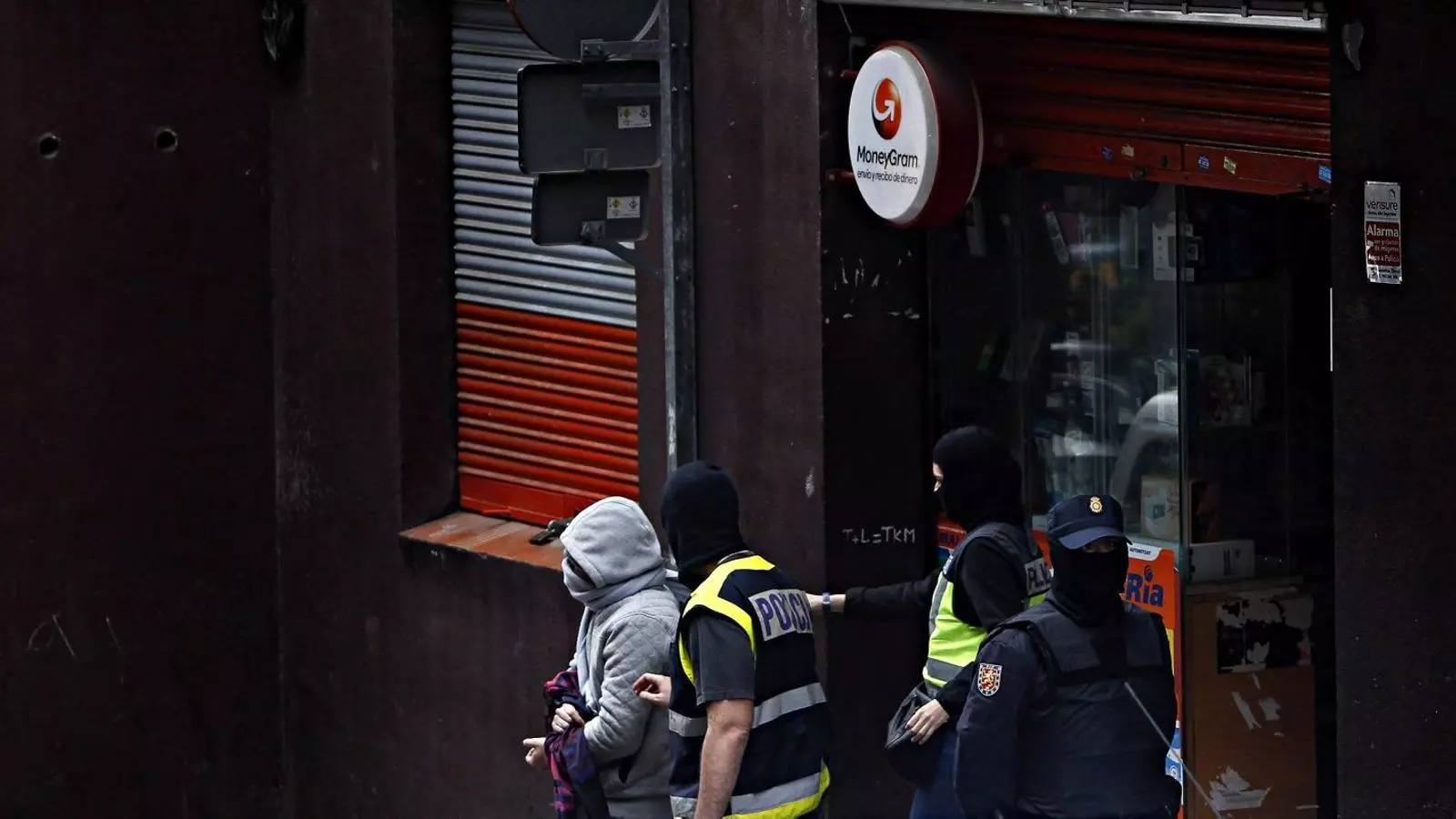 Agents de policia enduent-se un home a Mataró, arrestat per pertànyer a l’Estat Islàmic.