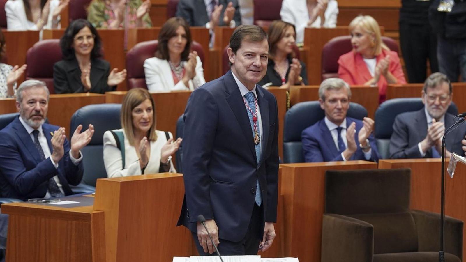 Alfonso Fernández Mañueco (PP) in the possession ceremony as president of Castilla y León, Thursday, with Mariano Rajoy as guest.