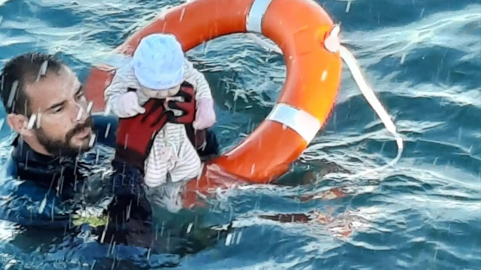 Un submarinista de la Guardia Civil rescatando un bebé del mar.