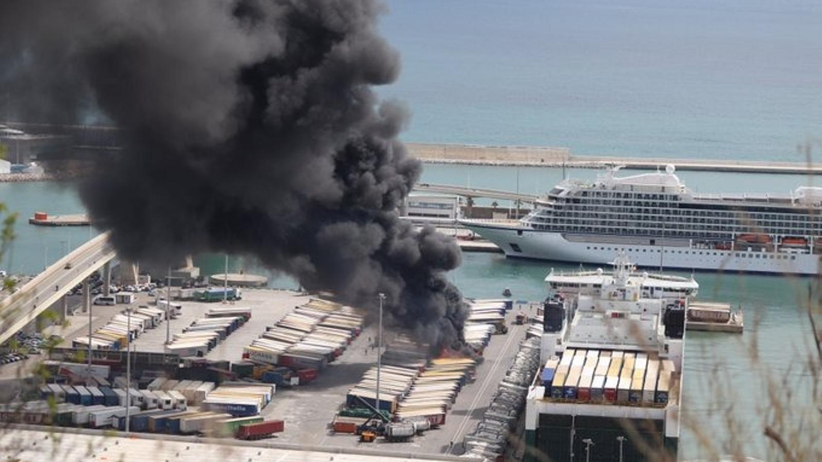 Els bombers treballen per apagar un incendi a la zona del port de Barcelona