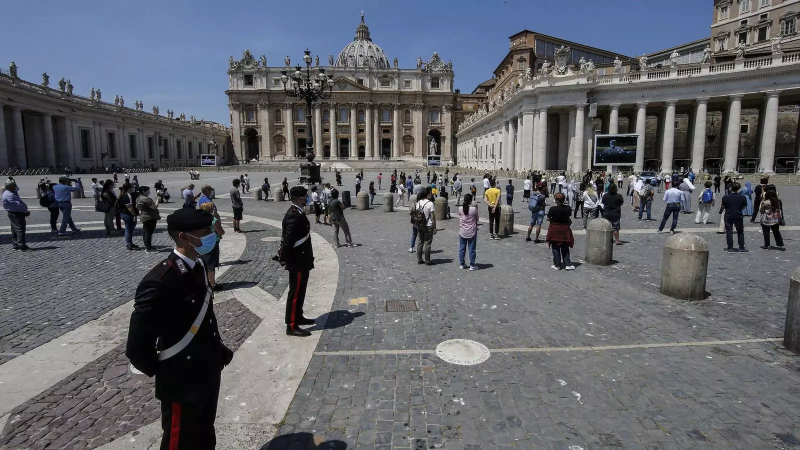 La plaça de Sant Pere de la Ciutat del Vaticà durant la pandèmia del coronavirus