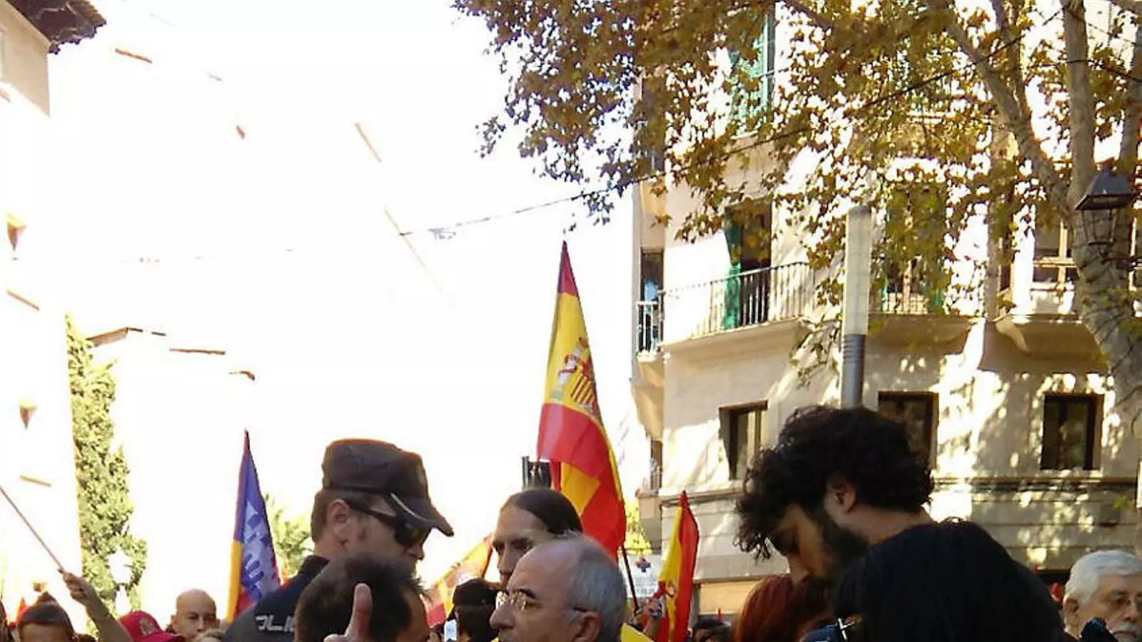 Moment en el qual els manifestants desmunten la paradeta de l’Assemblea Sobiranista.