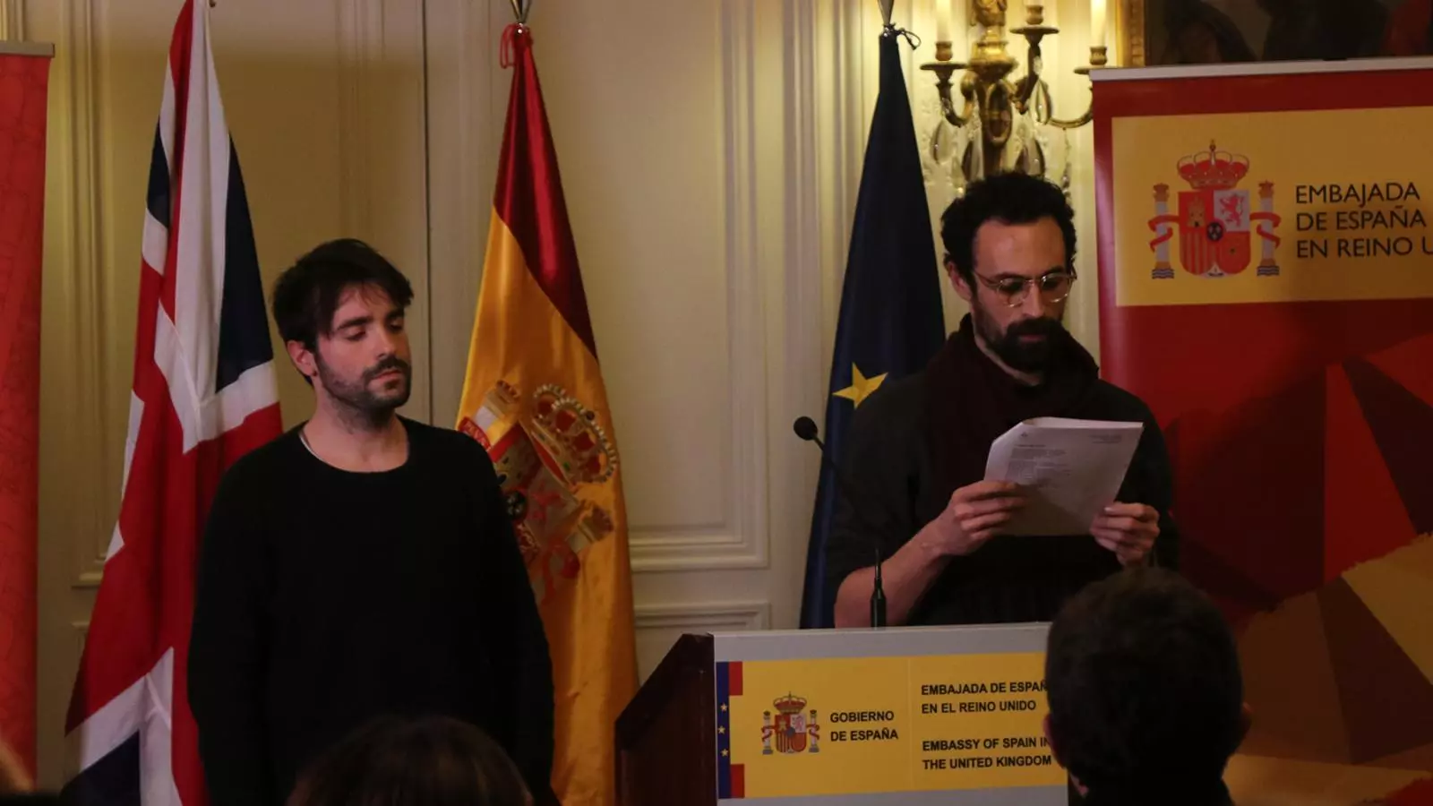 Marc Bosch i Alex Mugnaioni, durant la lectura dels poemes de Joan Margarit, en català i anglès, a l'amabixada espanyola de Londres, aquest dijous al vespre