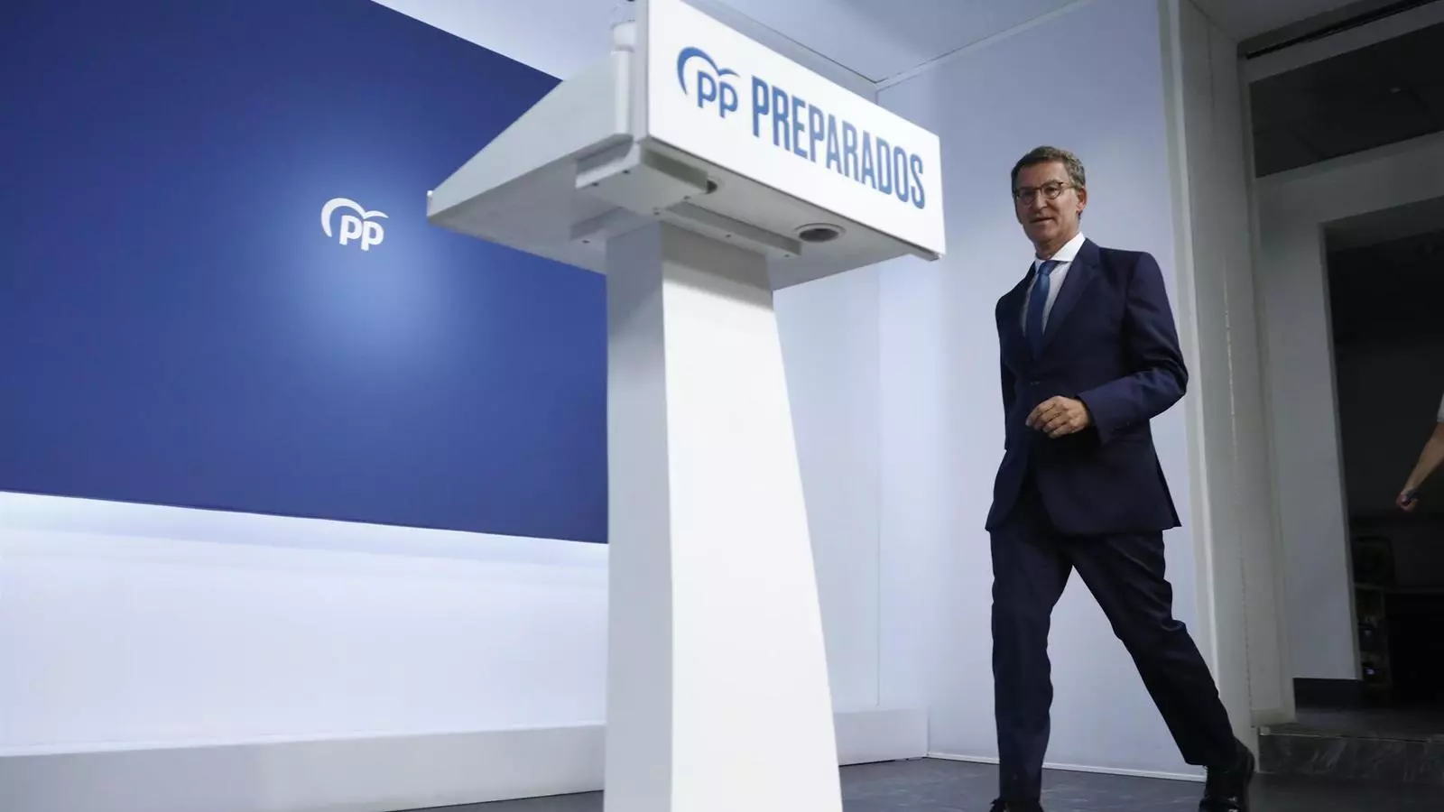 El líder del PP, Alberto Núñez Feijóo, en roda de premsa a la seu de Génova