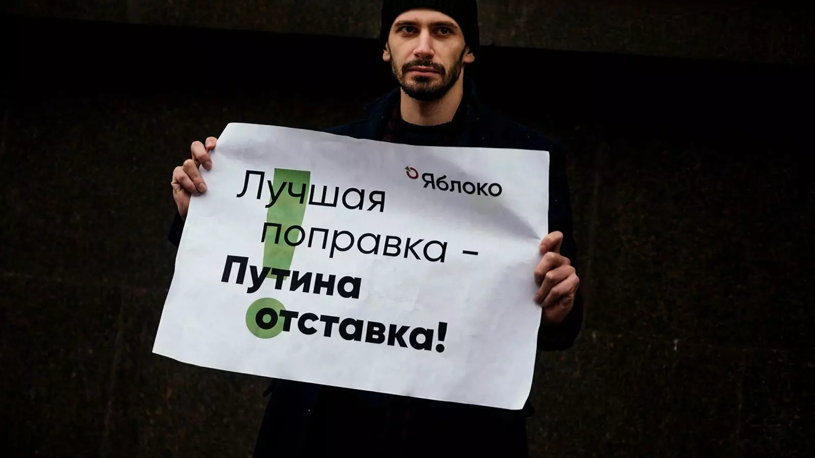 Un home amb una pancarta en una manifestació opositora a Moscou.