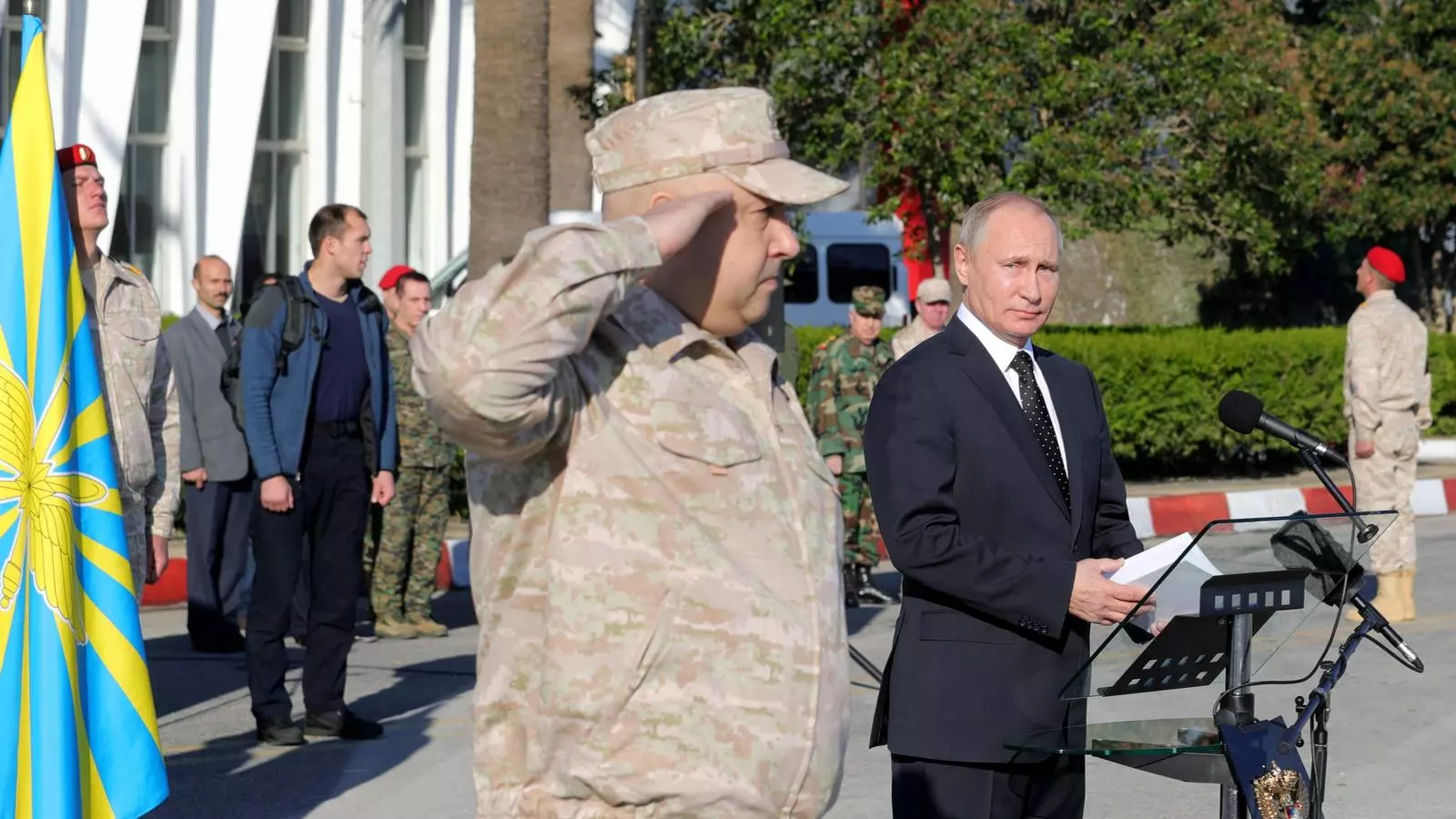 El president rus Vladimir Putin (davant, a la dreta) flanquejat pel comandant de les tropes russes a Síria, el coronel general Sergei Surovikin (davant, a l'esquerra) a la base aèria de Hmeimim (també Khmeimim), al sud-est de la ciutat de Latàkia a Síria, 11 de desembre de 2017.